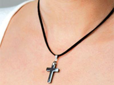 Как правильно носить крестик - на цепочке или веревочке?
