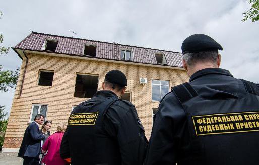 Жители трехэтажного дома, признанного самостроем, выложили из своего кармана 400 тыс. руб.  на его снос