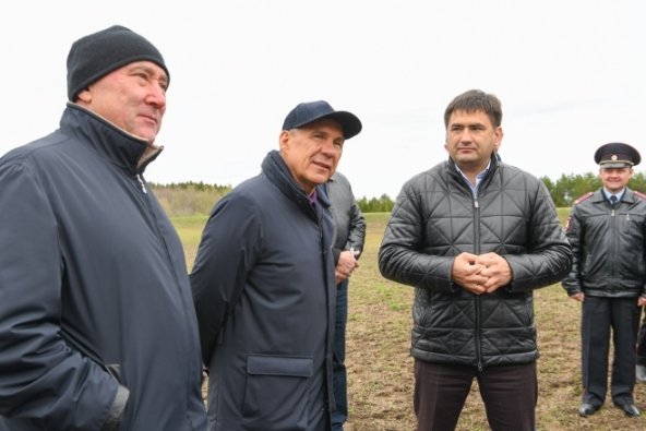 Р. Минниханов провел встречу с инвесторами и главами районов для обсуждения проблем сельского хозяйства