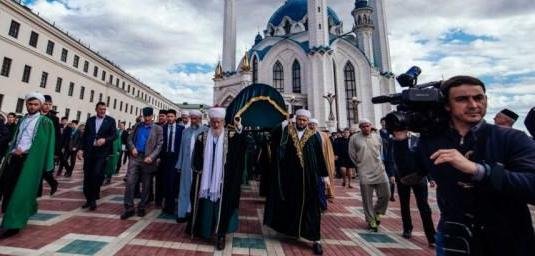 У мечети Кул Шариф в Казани провели перезахоронение останков казанских ханов