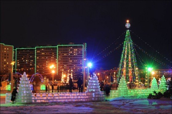 Челны удивили световыми конструкциями на площади Азатлык