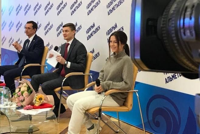 Нюша дала пресс-конференцию в Альметьевске