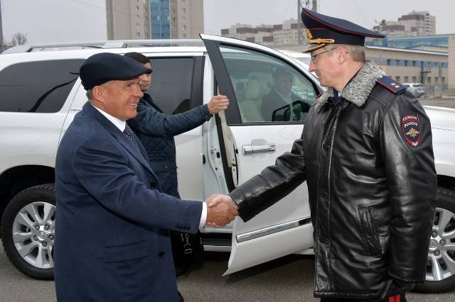 Президент РТ Р. Минниханов вручил сотрудникам ДПС новые автомобили
