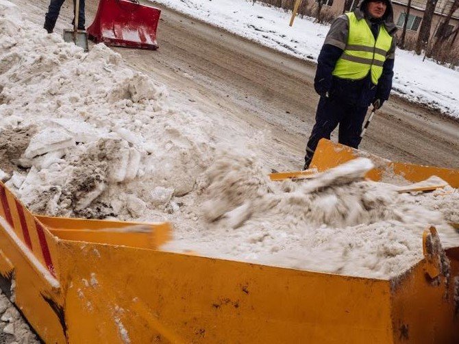 80 единиц техники борются со снегом в Набережных Челнах