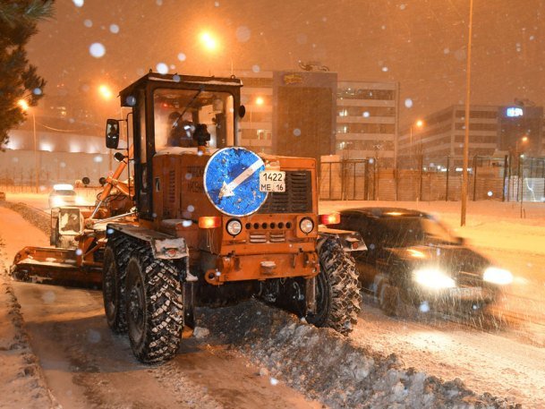 Д. Калинкин проинспектировал ночную уборку снега в Казани