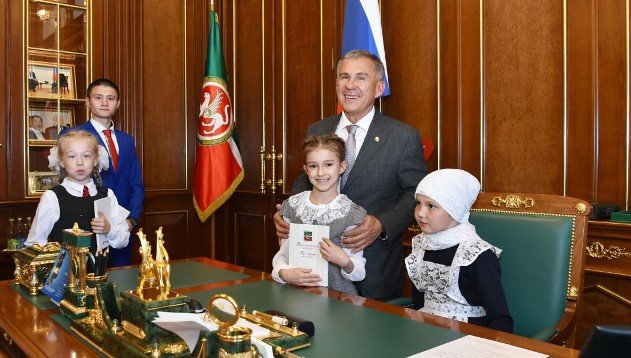 Президент Татарстана вручил отличникам дневники со своим автографом