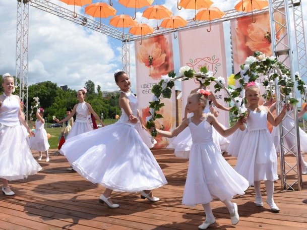Фестиваль цветов развернулся у казанского театра кукол 