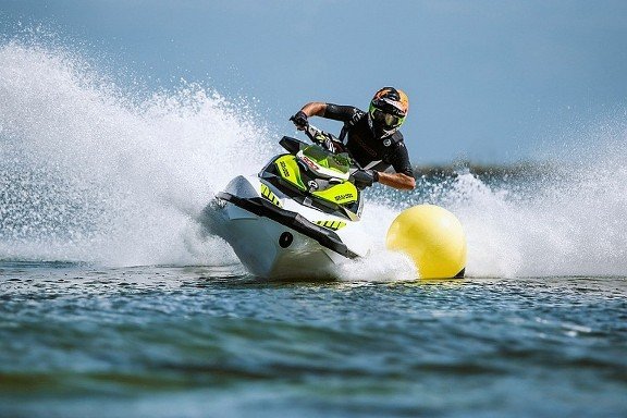 На озере Нижний Кабан проходит чемпионат России по водно-моторному спорту в классе 