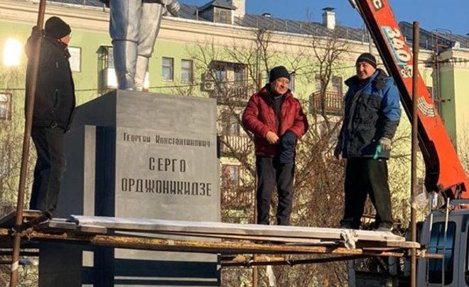 Памятник Серго Орджоникидзе оказался установлен с ошибкой