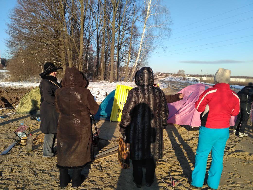 Противники строительства МСЗ разбили палатки вблизи дороги в Осиново