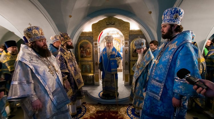 В Казани освятили пещерный храм воссоздаваемого собора