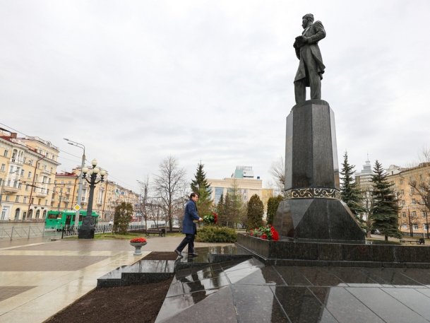 И. Метшин возложил цветы к памятнику Габдуллы Тукая