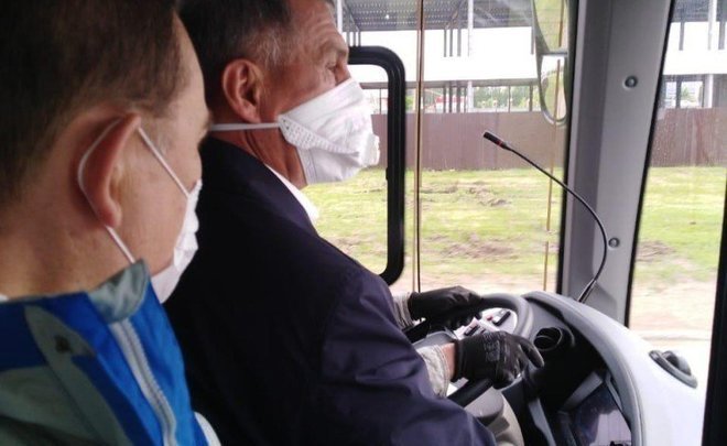 Минниханов проехался в кабине нового электробуса «КАМАЗ-6282»
