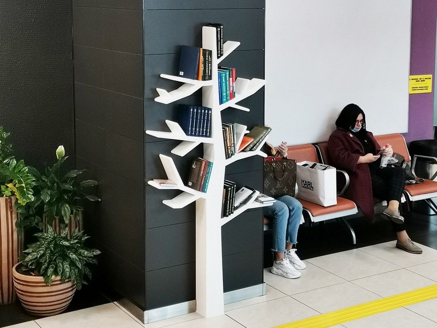 В казанском аэропорту появились книжные стеллажи