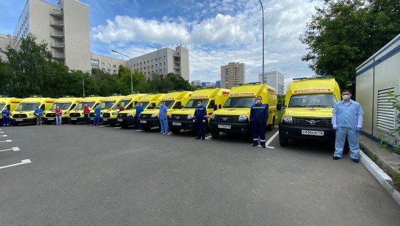 Р. Минниханов вручил медикам ключи от автомобилей скорой помощи