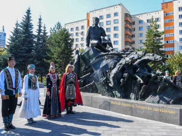 В Казани открылся памятник башкирскому поэту Мустаю Кариму