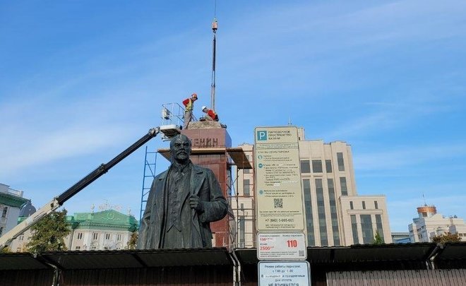 В Казани сняли с постамента памятник Ленина