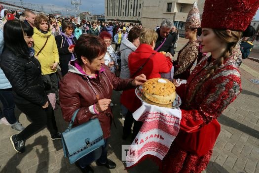 Танцами и чак-чаком встретили в Казани первый туристический поезд