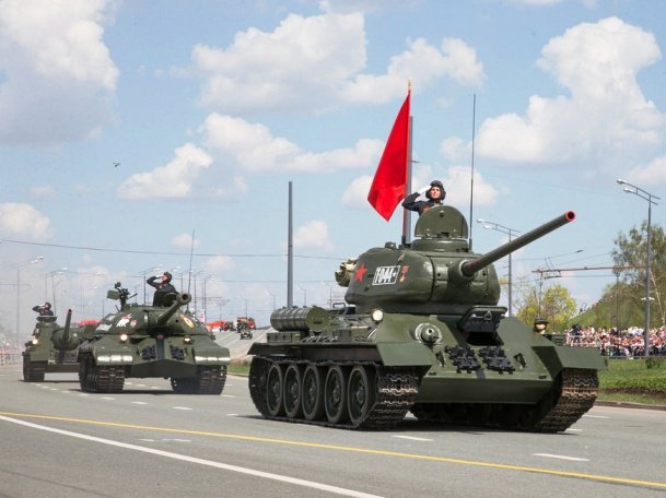 Танк Т-34 и «Катюша» поздравят ветеранов на концертах у дома