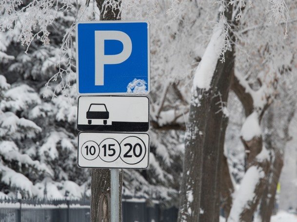 На владельцев авто со снятыми госномерами на паркинге в Казани возбуждено 29 админдел