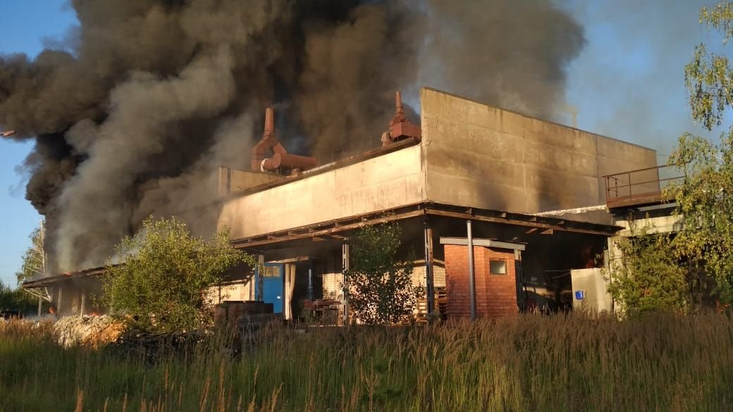 В Татарстане потушили сильный пожар на складе растительного масла